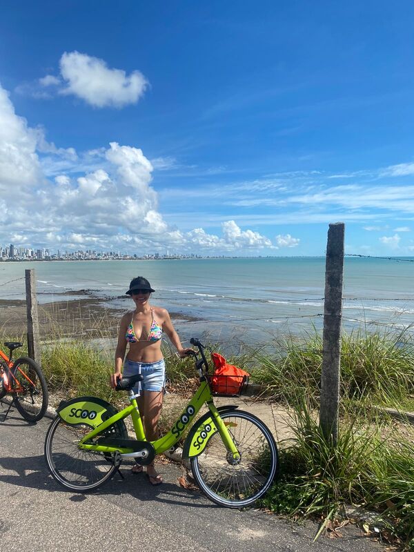 Passeio de bicicleta pela orla da Praia do Cabo Branco