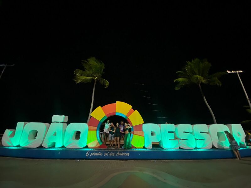 Grupo de turistas em frente ao letreiro de Tambaú, em João Pessoa